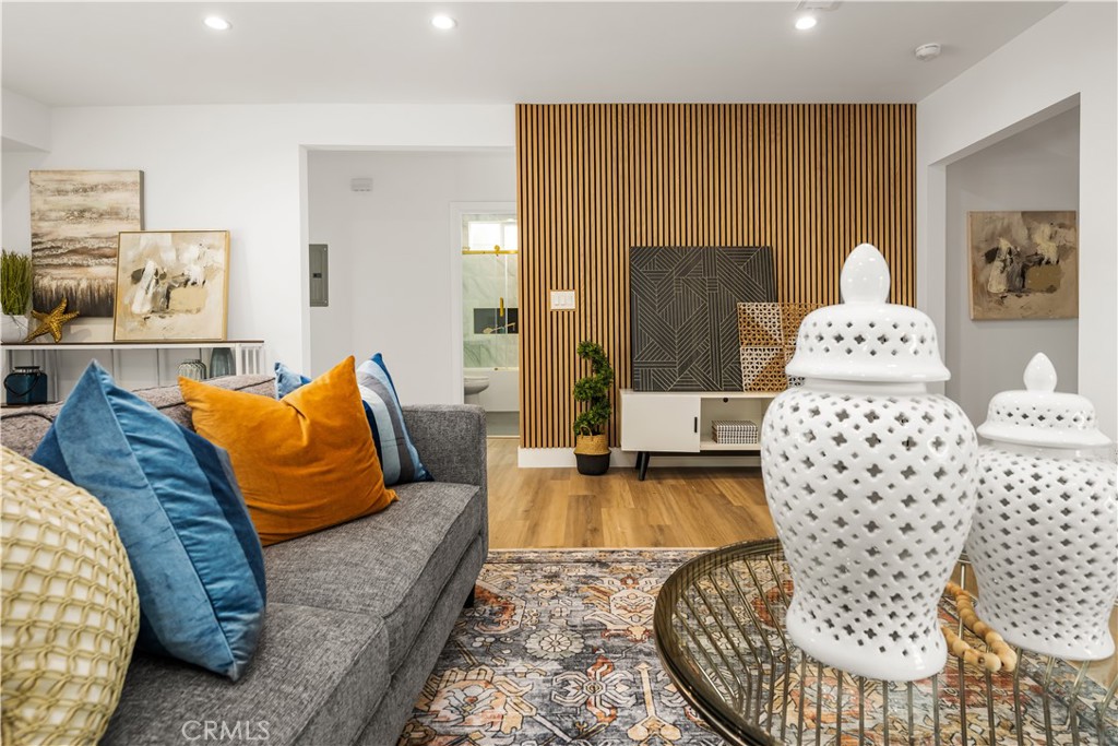 6005 S La Brea Avenue