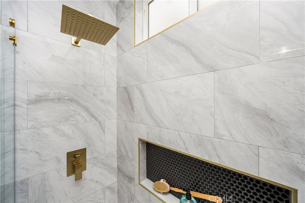 6005 S La Brea Avenue