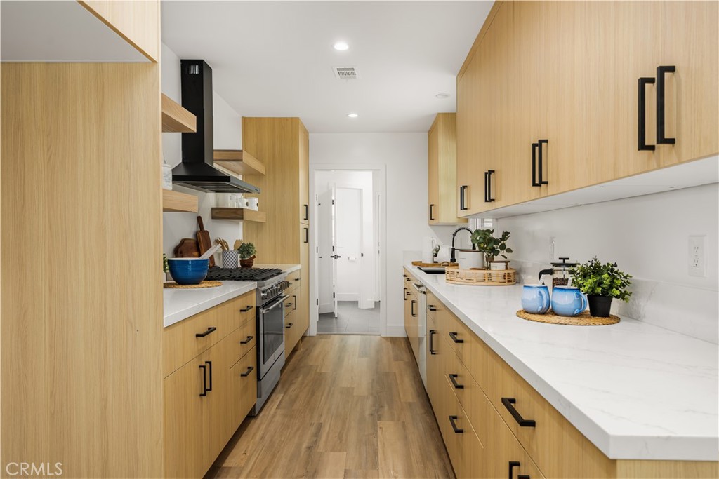 6005 S La Brea Avenue