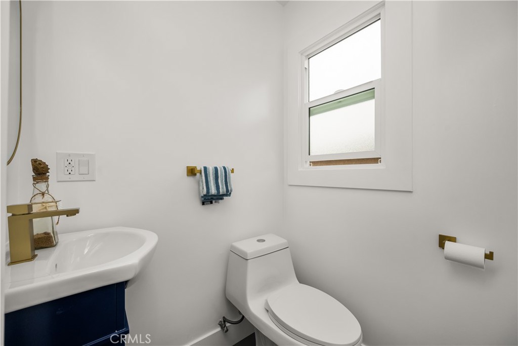 6005 S La Brea Avenue