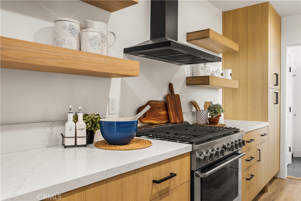 6005 S La Brea Avenue