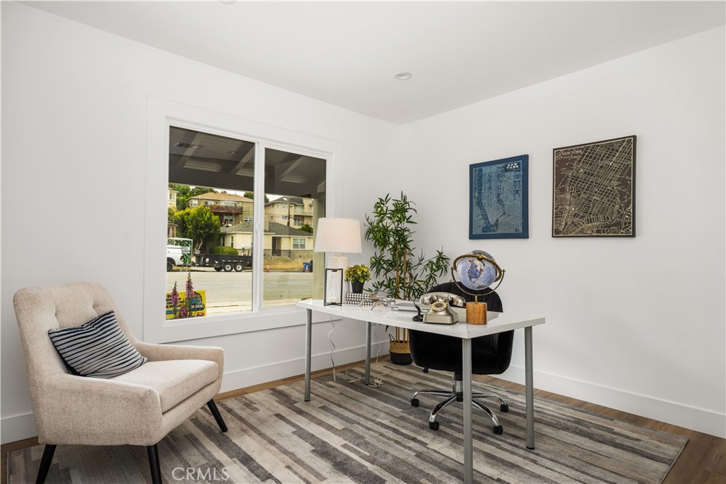 6005 S La Brea Avenue