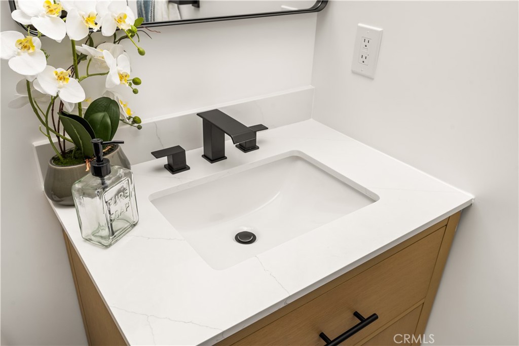 6005 S La Brea Avenue