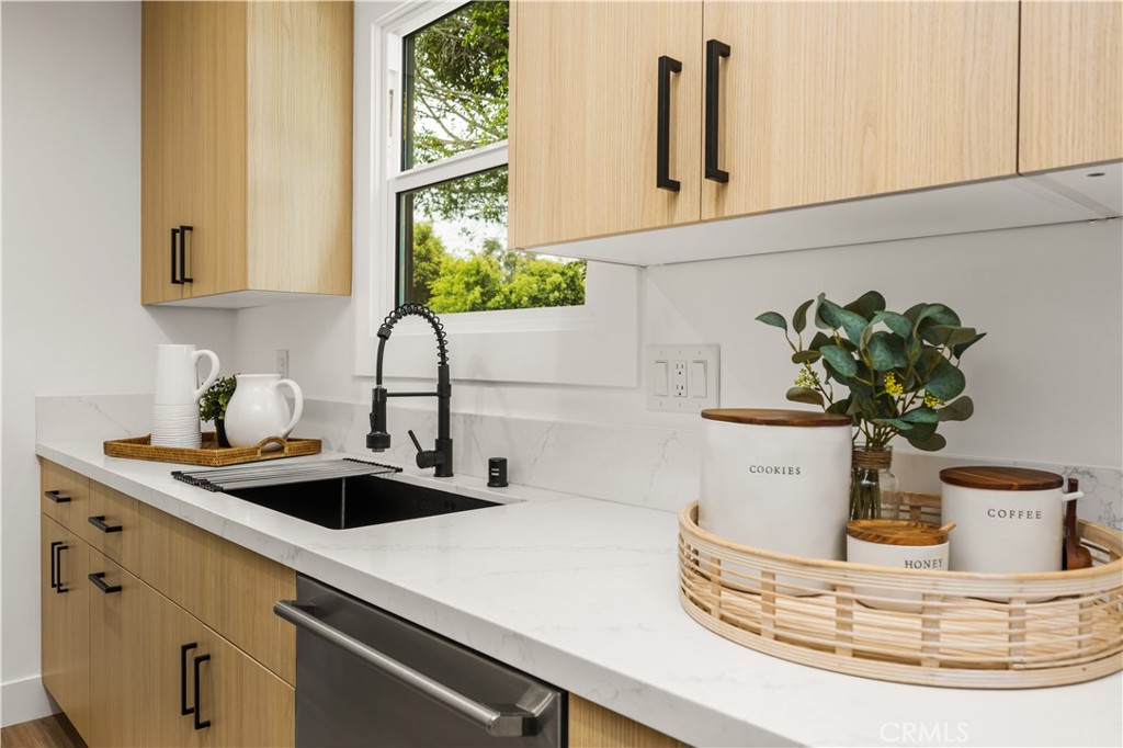 6005 S La Brea Avenue