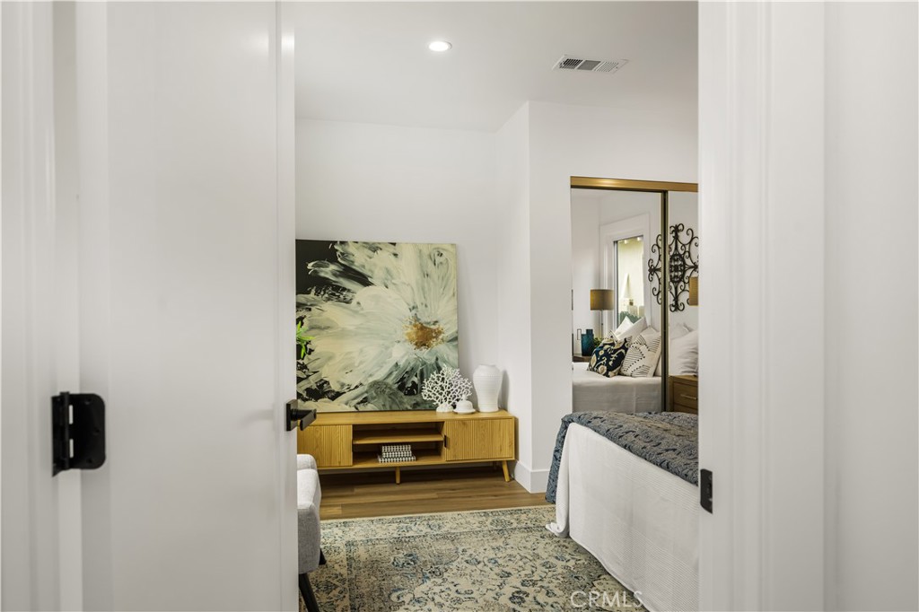 6005 S La Brea Avenue