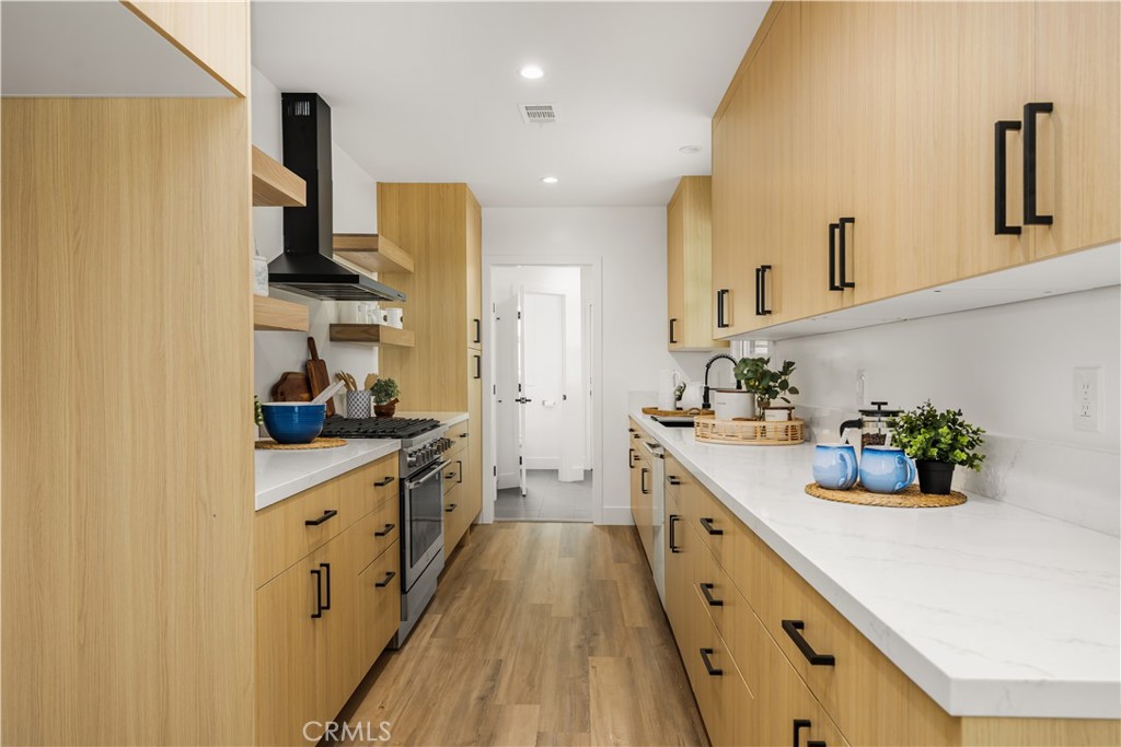 6005 S La Brea Avenue