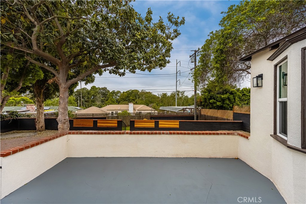 6005 S La Brea Avenue