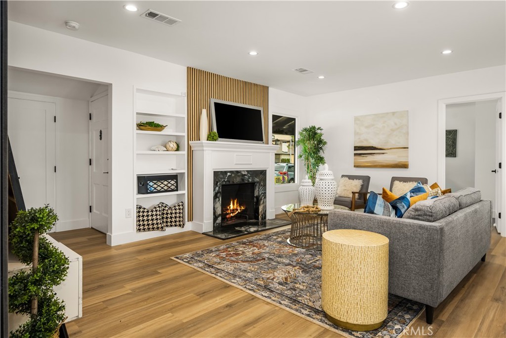 6005 S La Brea Avenue