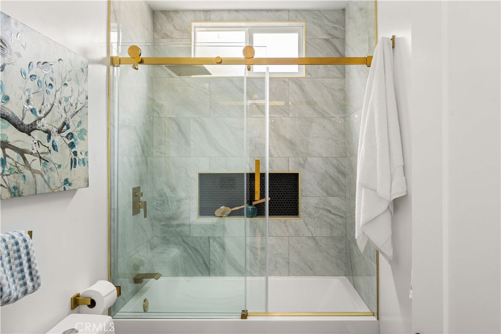 6005 S La Brea Avenue