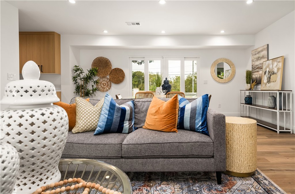 6005 S La Brea Avenue