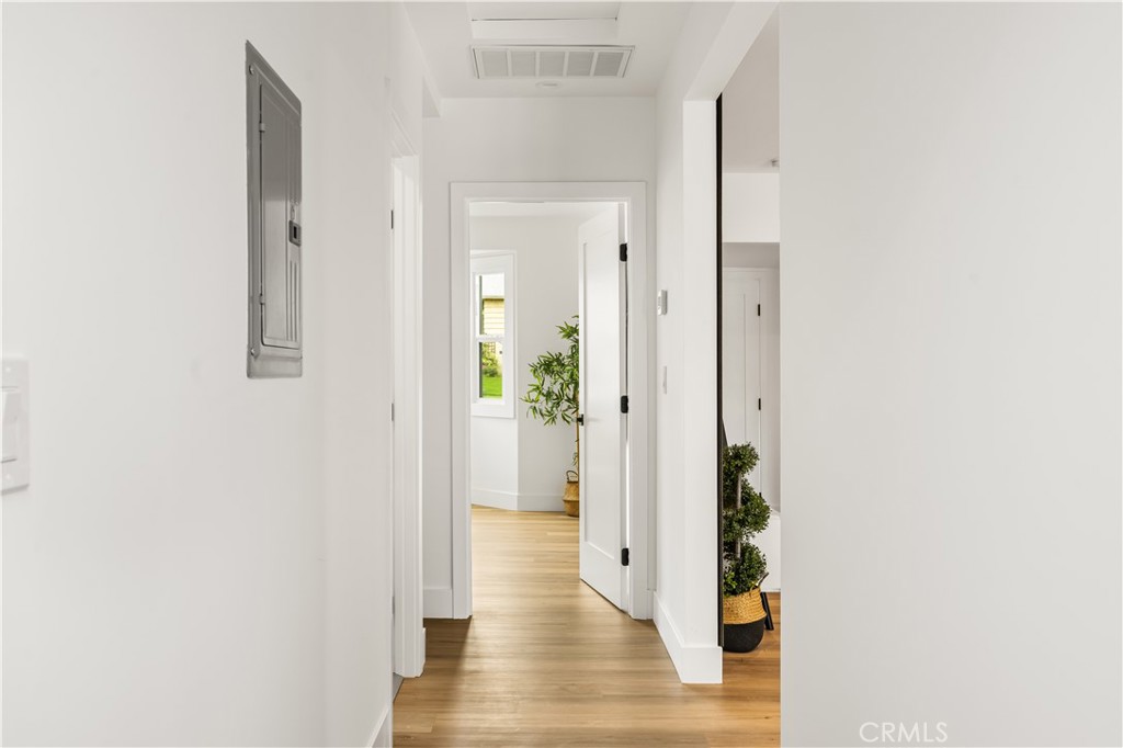 6005 S La Brea Avenue