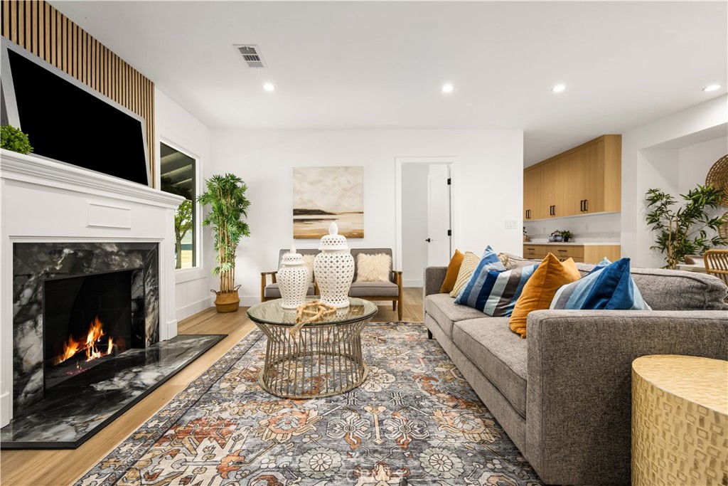 6005 S La Brea Avenue