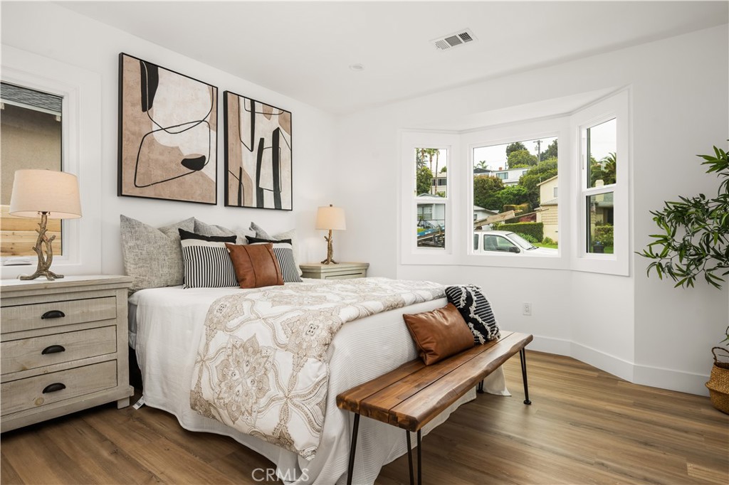 6005 S La Brea Avenue