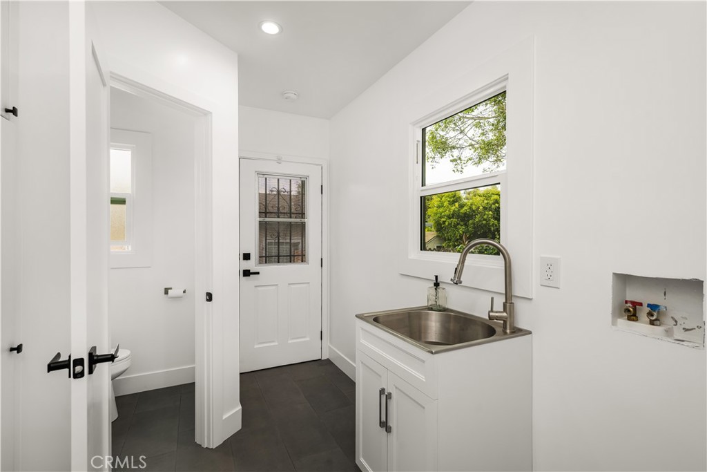 6005 S La Brea Avenue