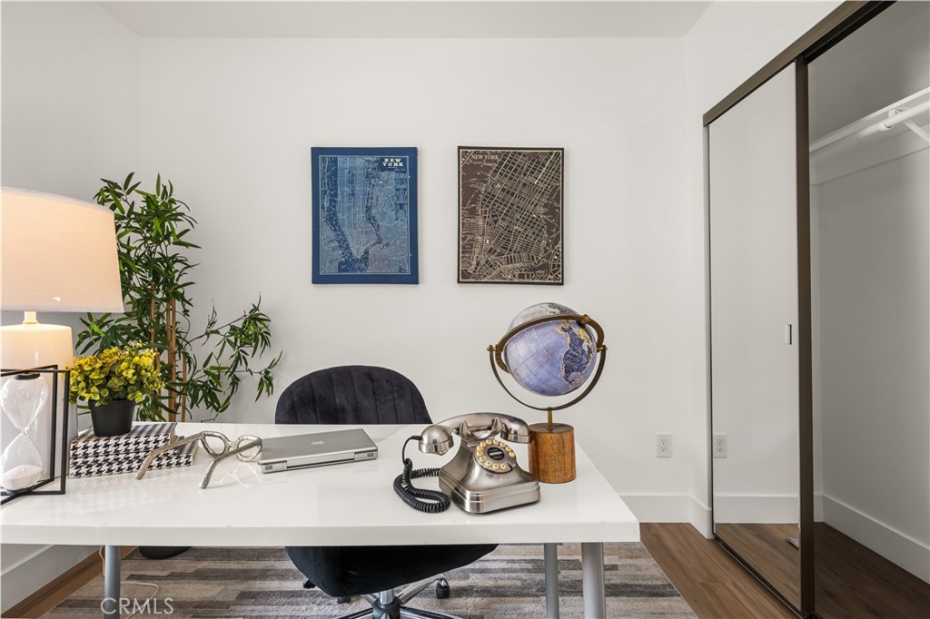 6005 S La Brea Avenue