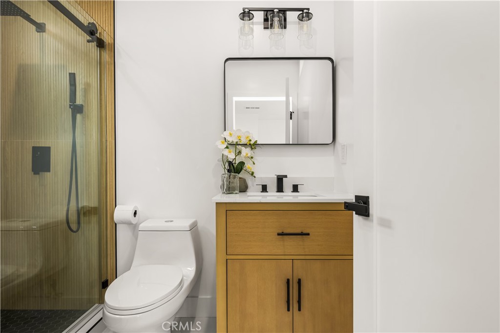 6005 S La Brea Avenue