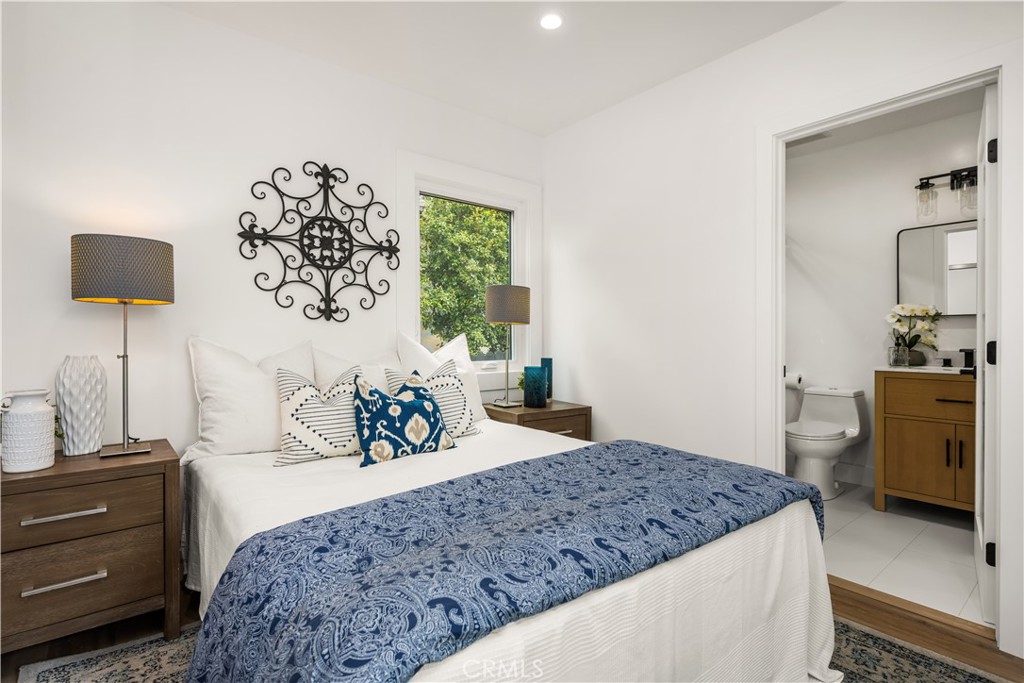 6005 S La Brea Avenue