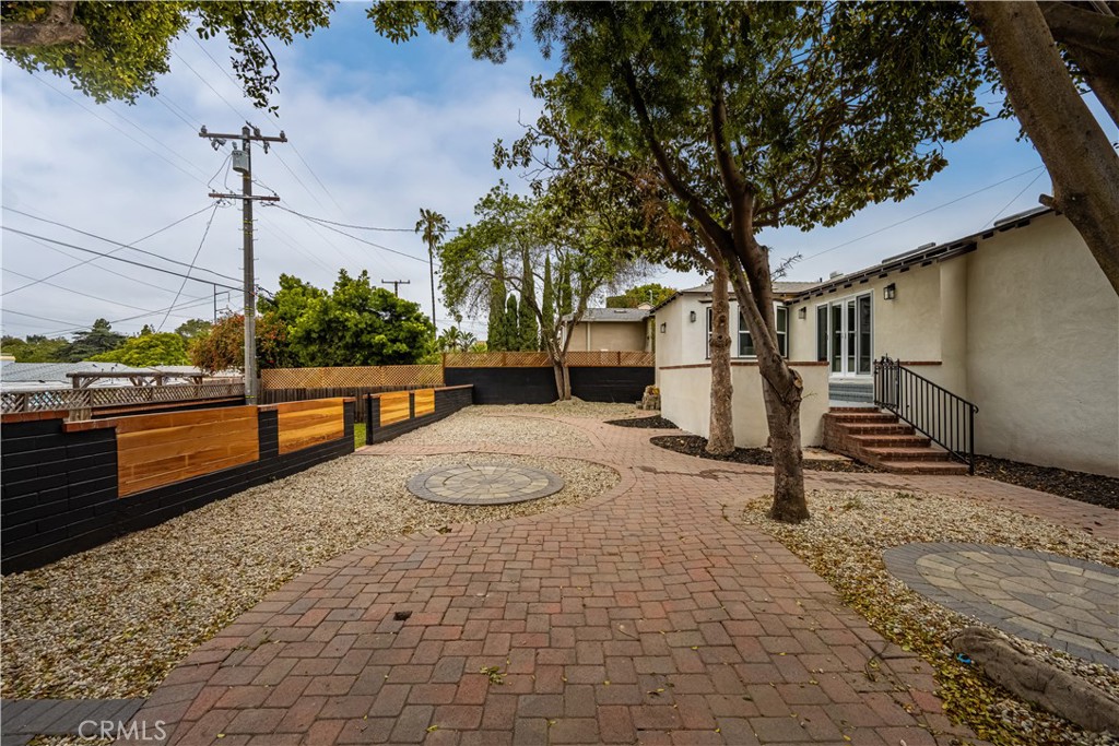 6005 S La Brea Avenue