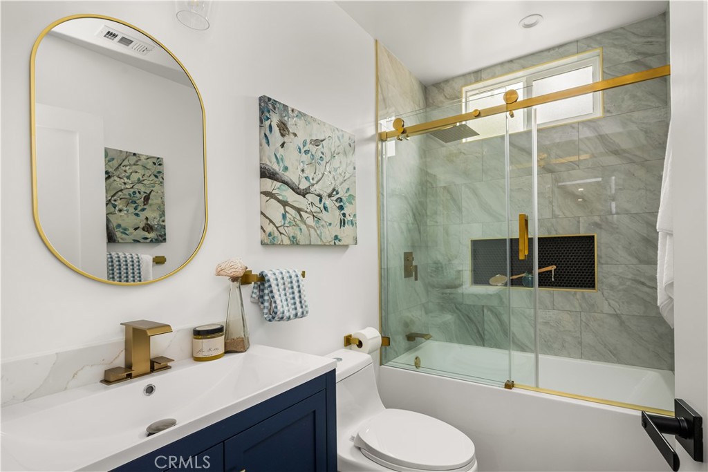 6005 S La Brea Avenue