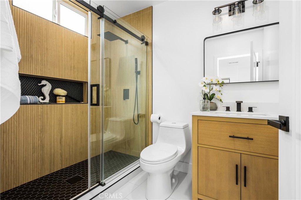 6005 S La Brea Avenue