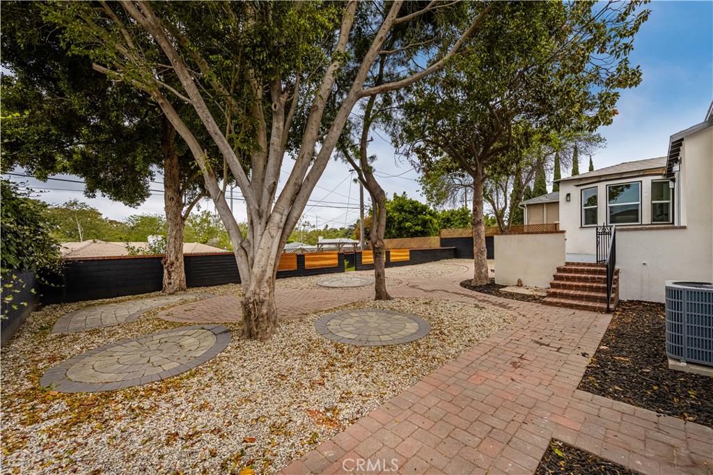 6005 S La Brea Avenue