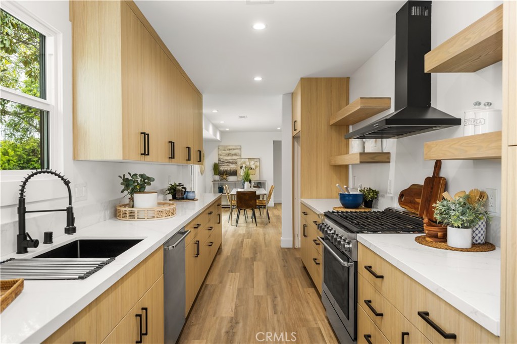 6005 S La Brea Avenue