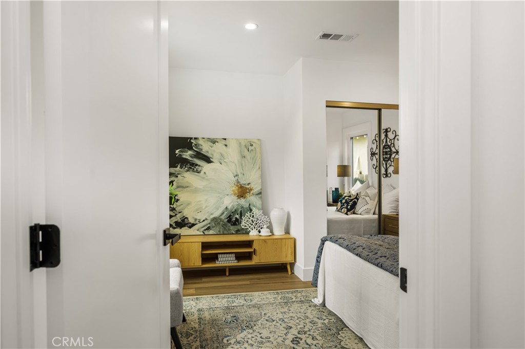 6005 S La Brea Avenue