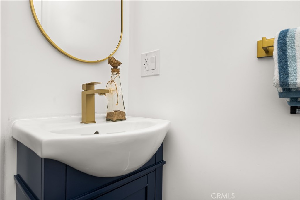 6005 S La Brea Avenue