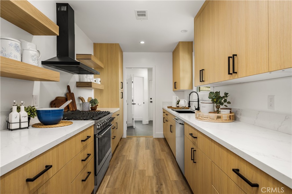 6005 S La Brea Avenue