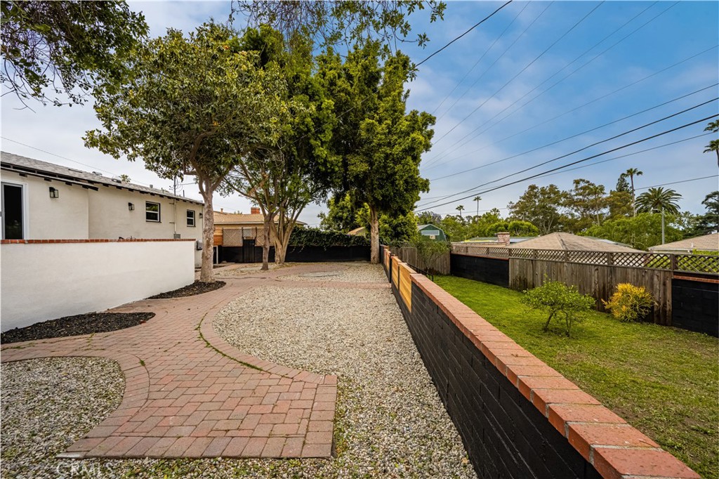 6005 S La Brea Avenue