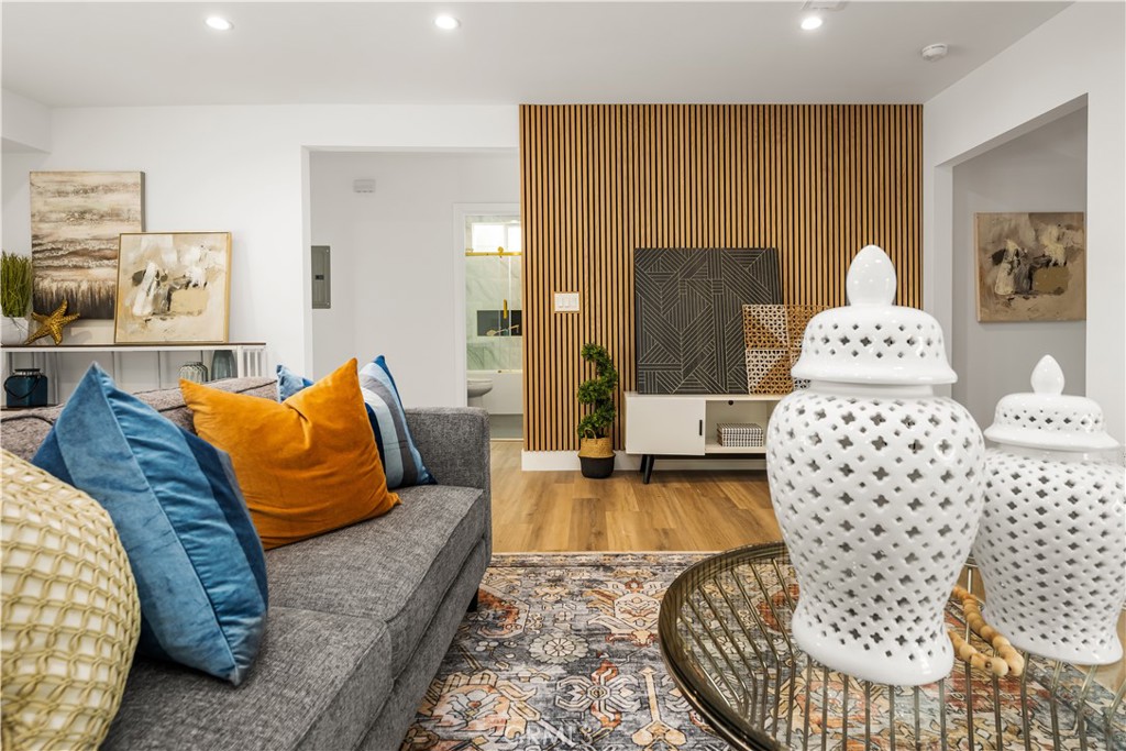 6005 S La Brea Avenue