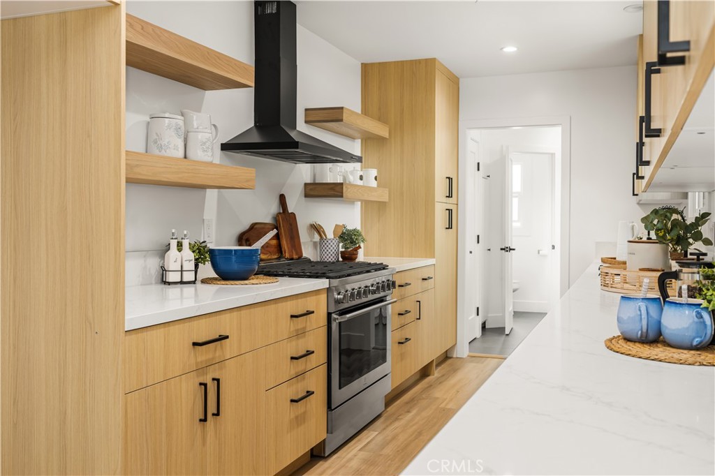 6005 S La Brea Avenue