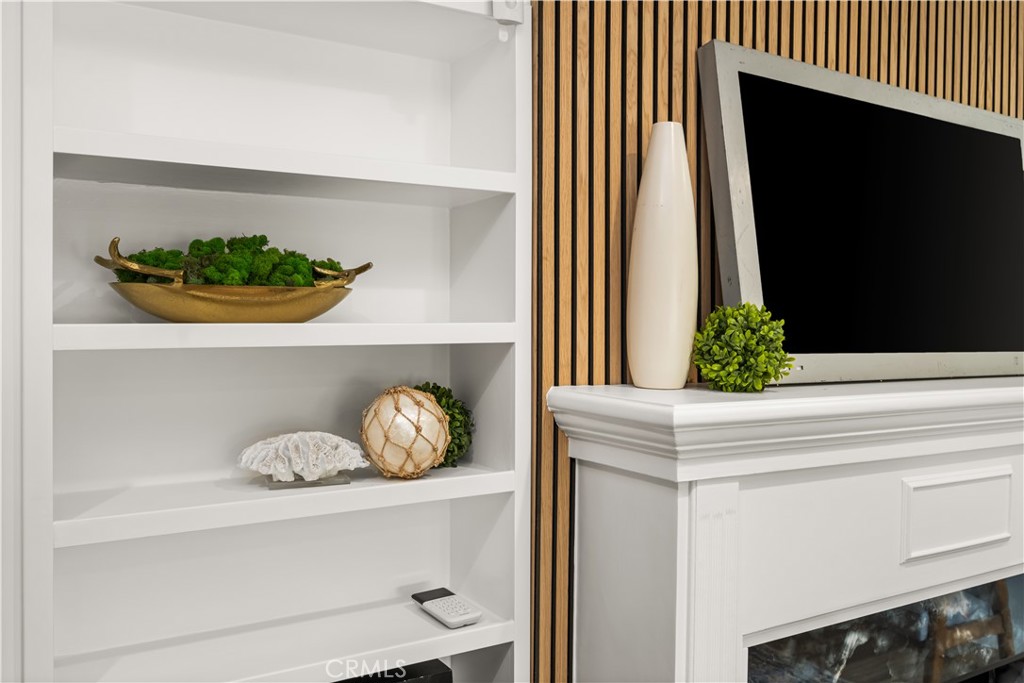 6005 S La Brea Avenue