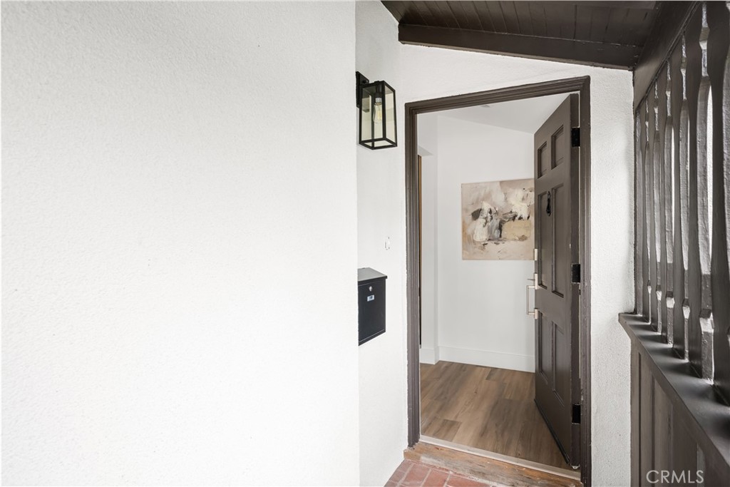 6005 S La Brea Avenue