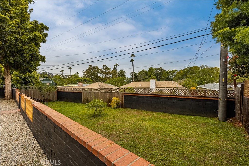 6005 S La Brea Avenue