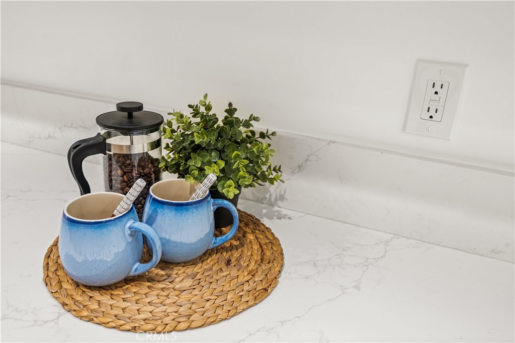 6005 S La Brea Avenue