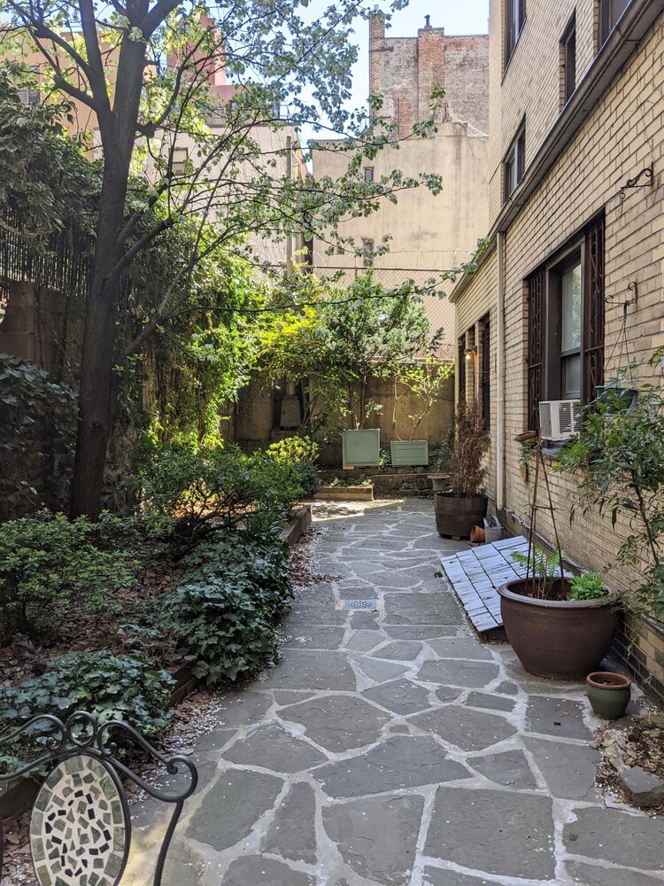 211 E 35TH Street 10G