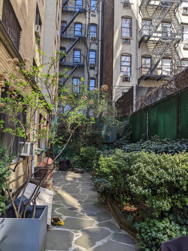 211 E 35TH Street 10G