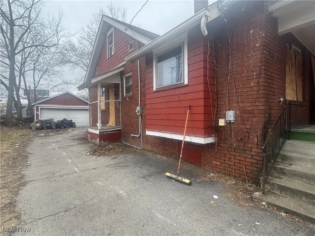 27 W Avondale Avenue