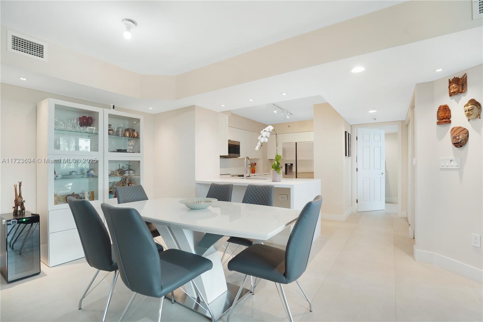 1155 Brickell Bay Dr # 704