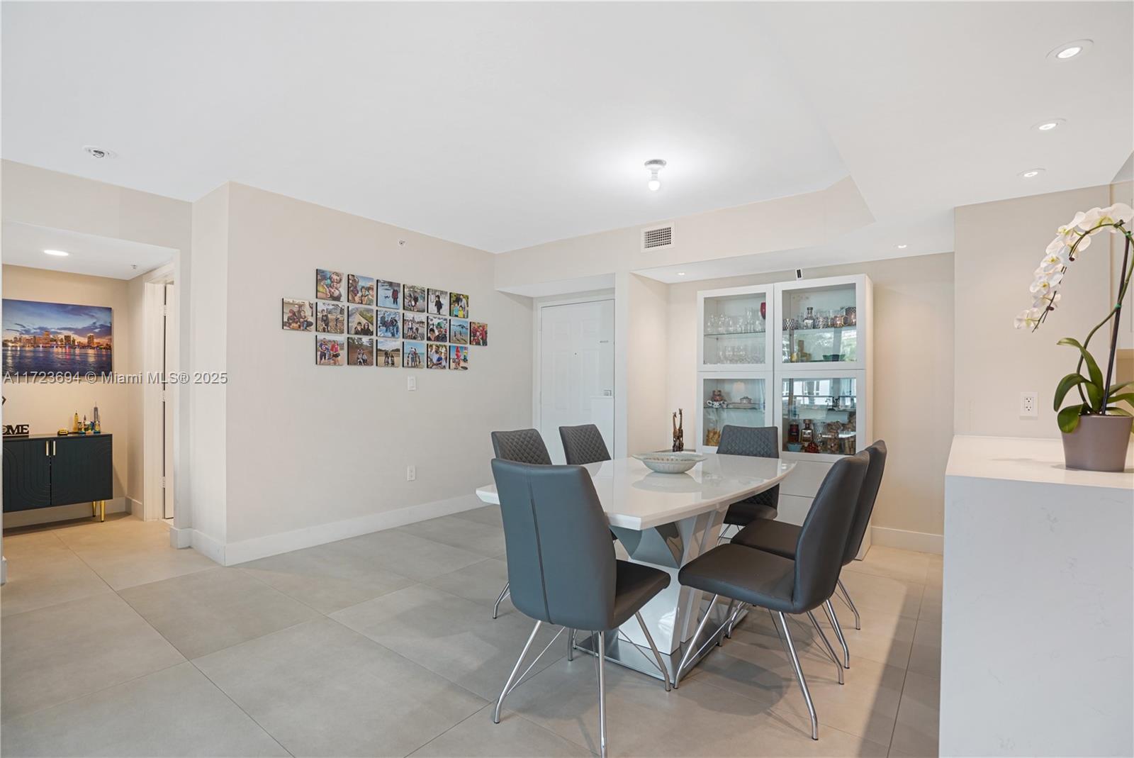 1155 Brickell Bay Dr # 704