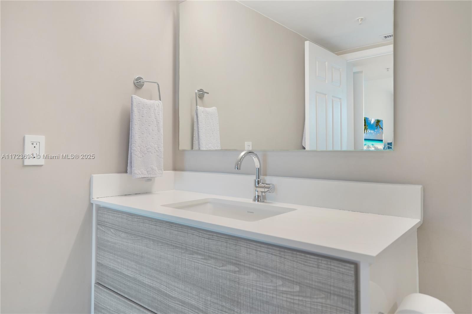 1155 Brickell Bay Dr # 704