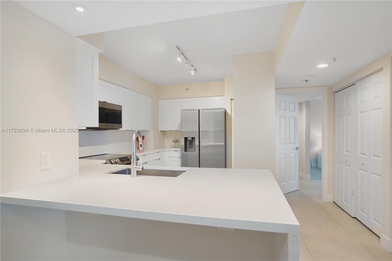 1155 Brickell Bay Dr # 704