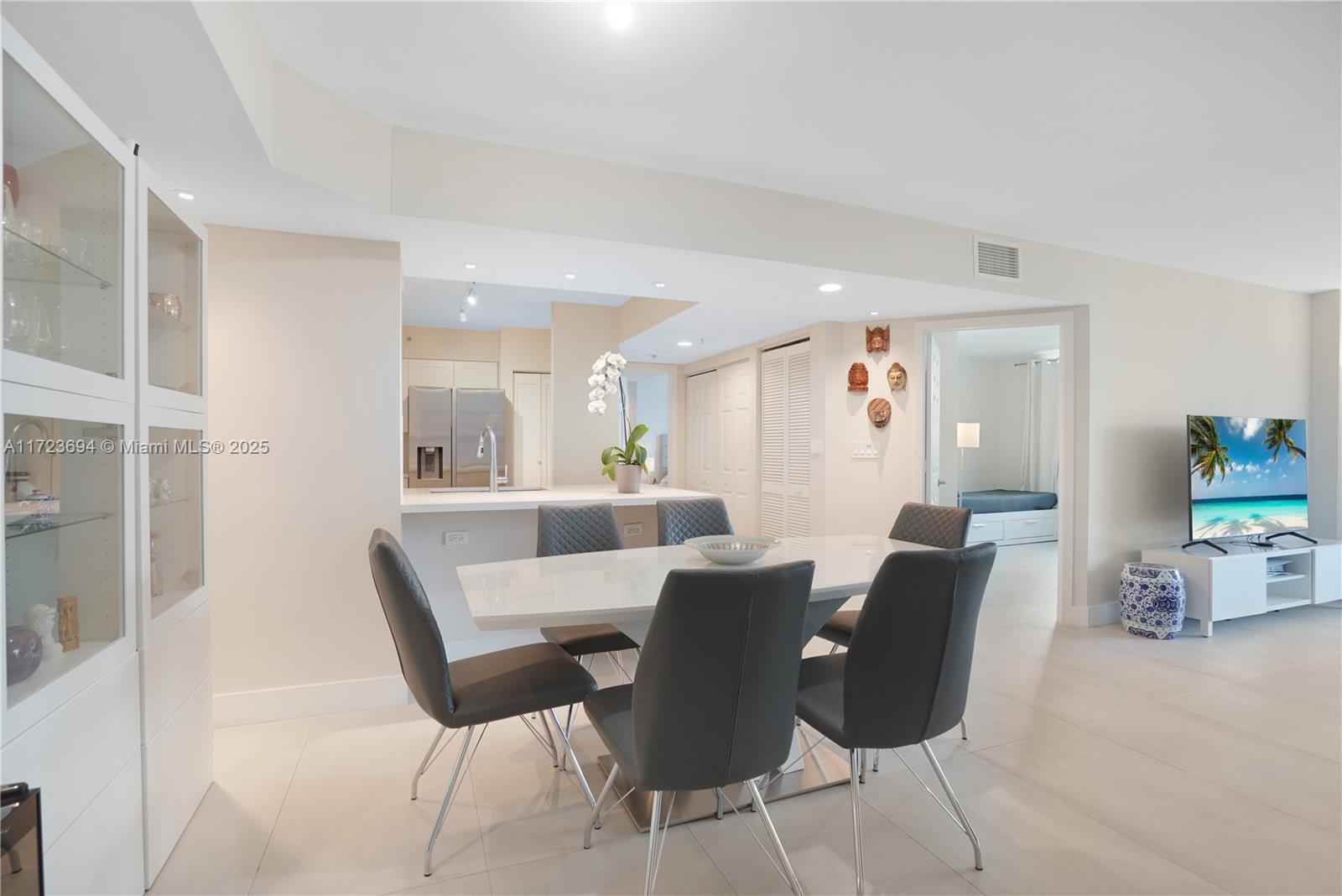 1155 Brickell Bay Dr # 704