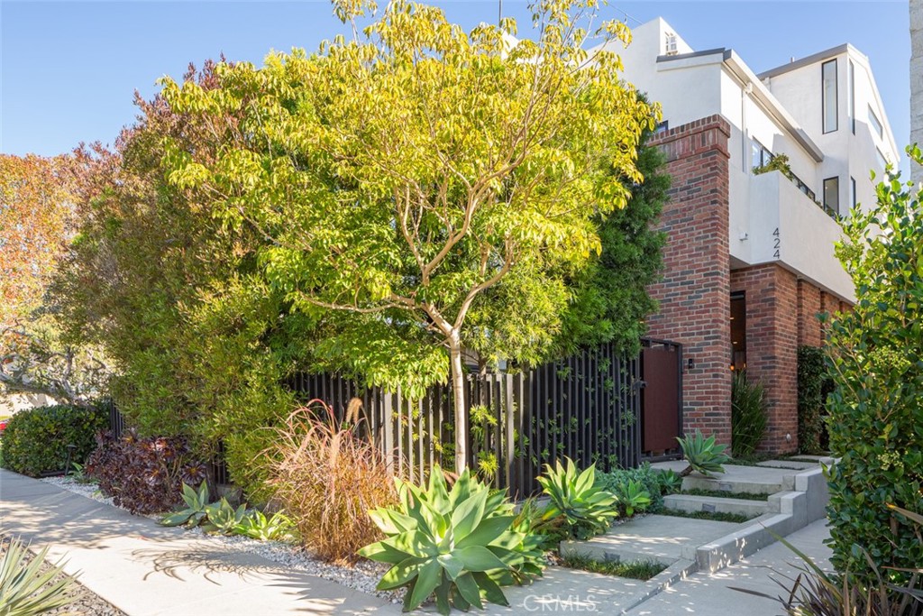 424 Larkspur Avenue