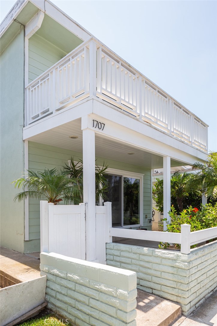 1707 W Balboa