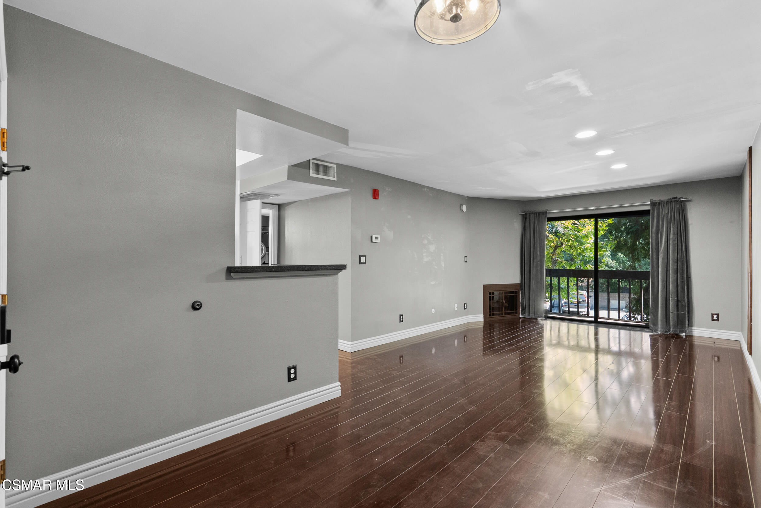 22100 Burbank Boulevard, 348e