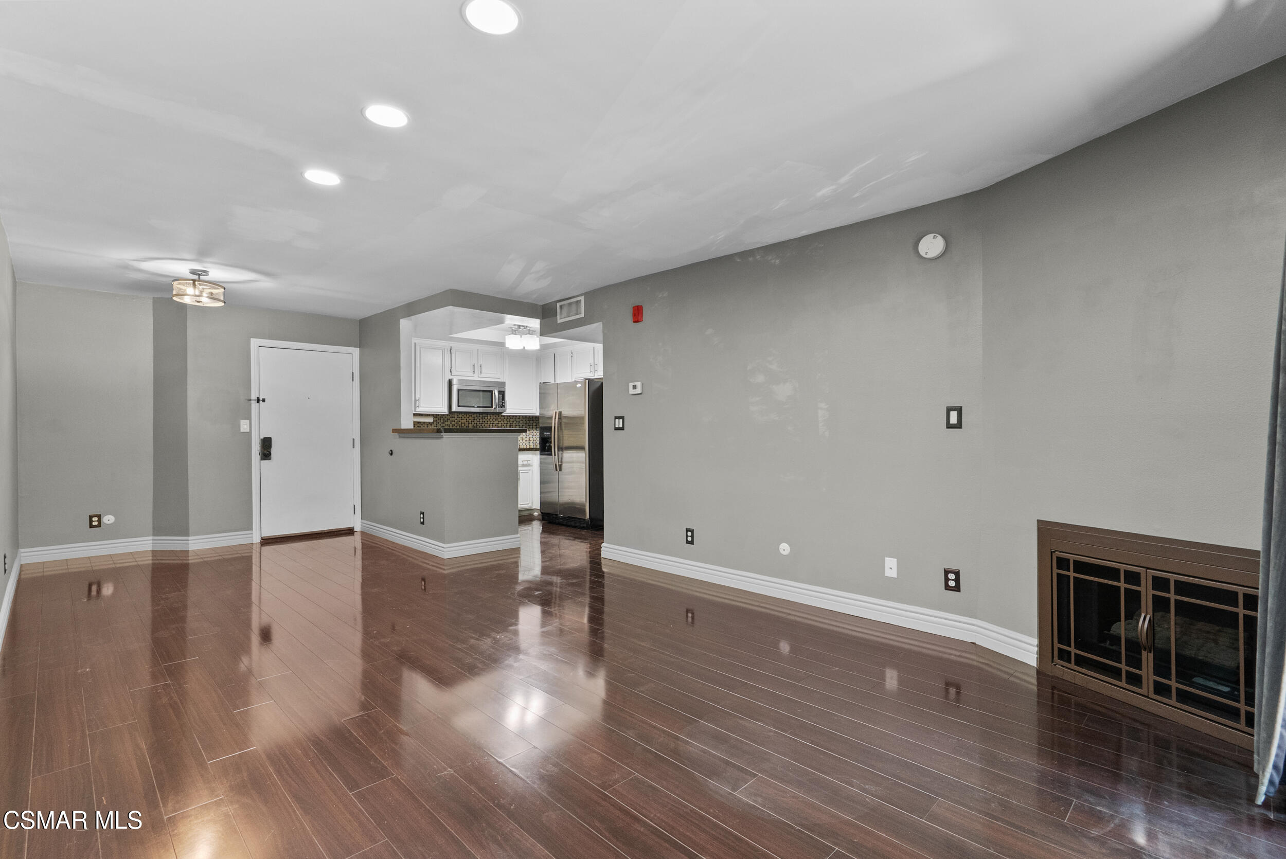22100 Burbank Boulevard, 348e