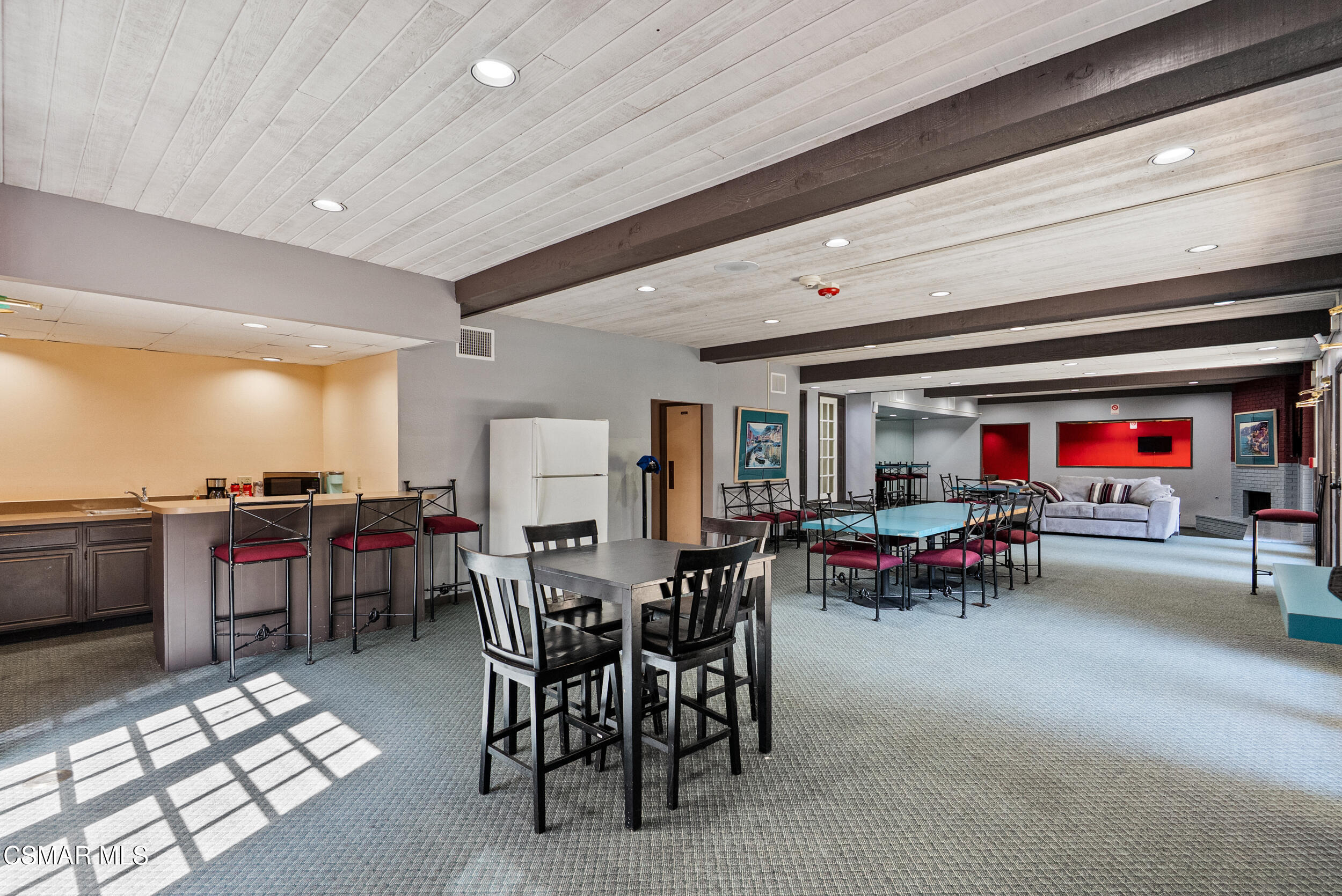 22100 Burbank Boulevard, 348e