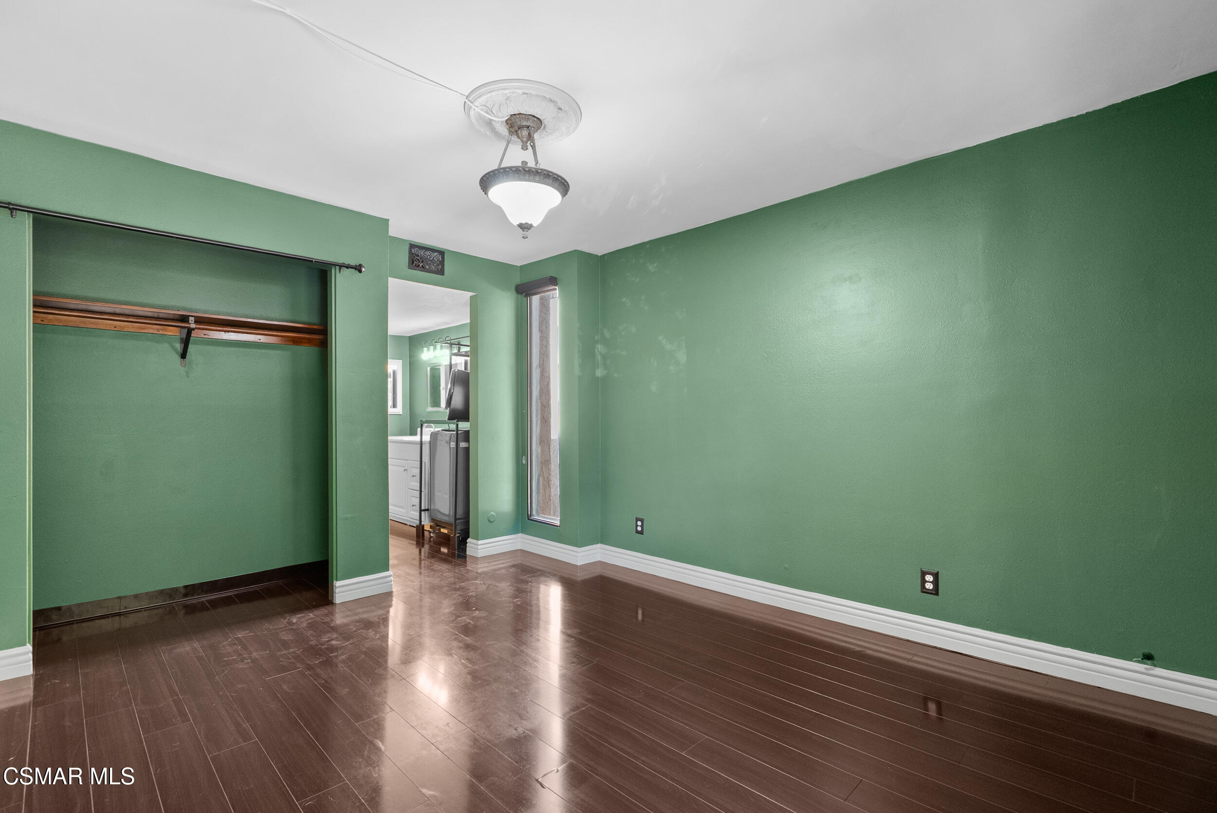 22100 Burbank Boulevard, 348e